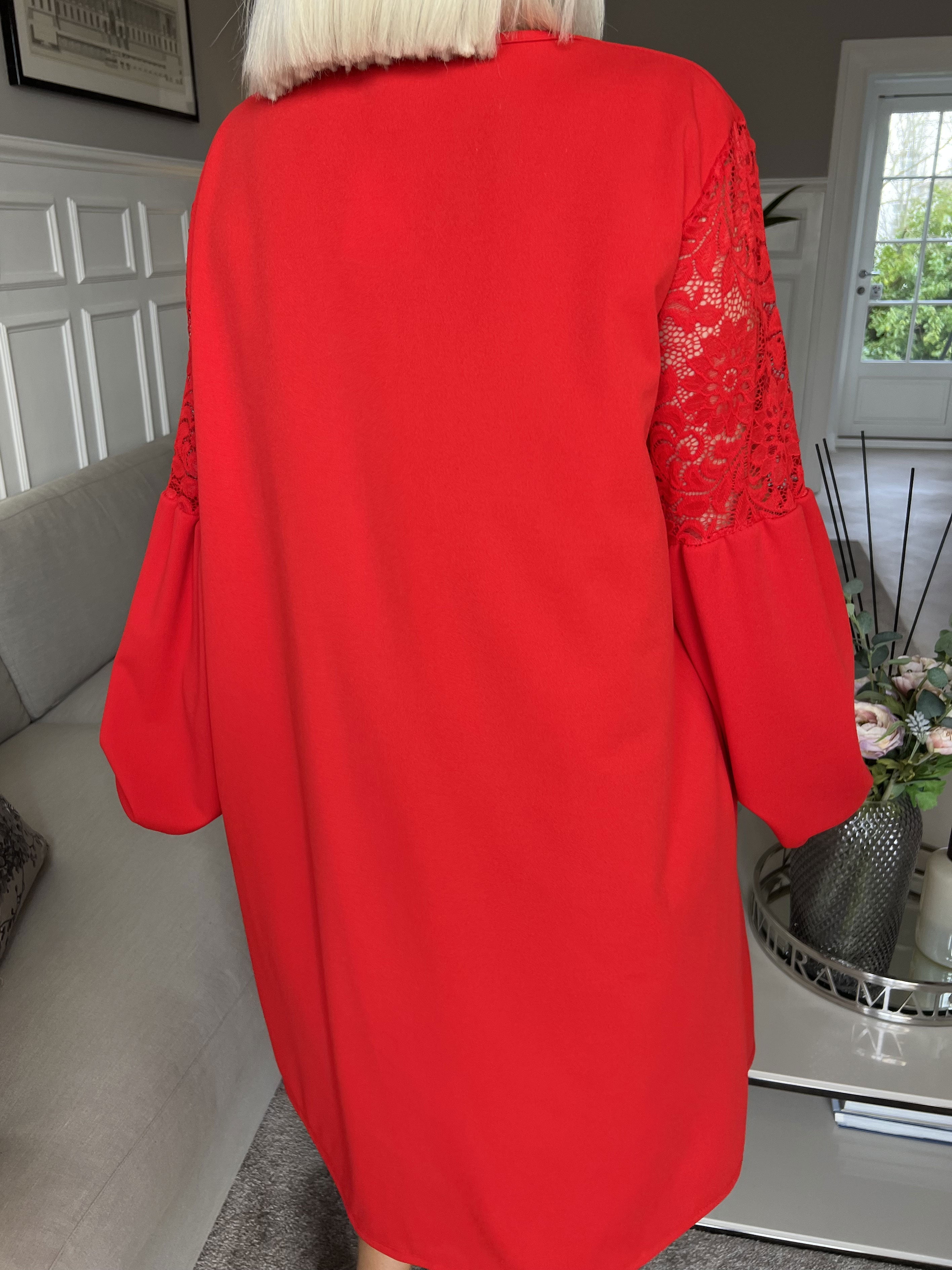 Carmen - Enkel klänning med vacker spets på ryggen och ärmarna